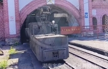 架線式電機(jī)車進(jìn)入信號燈顯示區(qū)應(yīng)怎么操作？