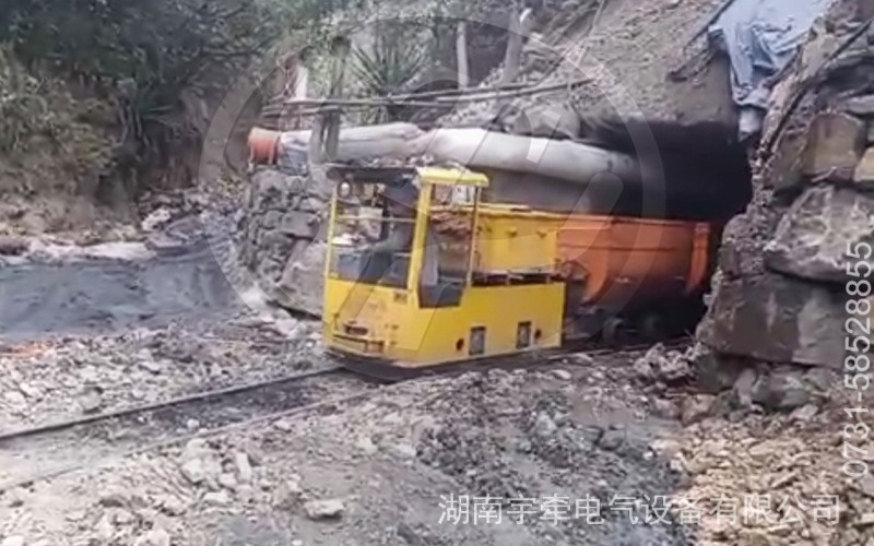 海外客戶(hù)分享的2.5噸防爆蓄電池電機(jī)車(chē)工作視頻